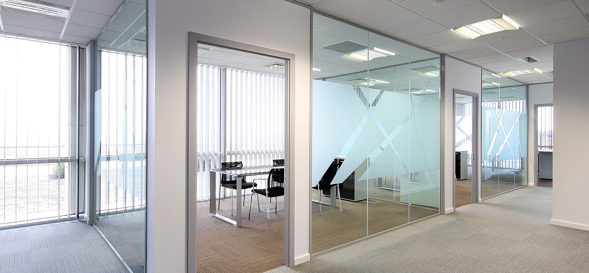 Individueller Trennwände aus Glas von Dach Heigl